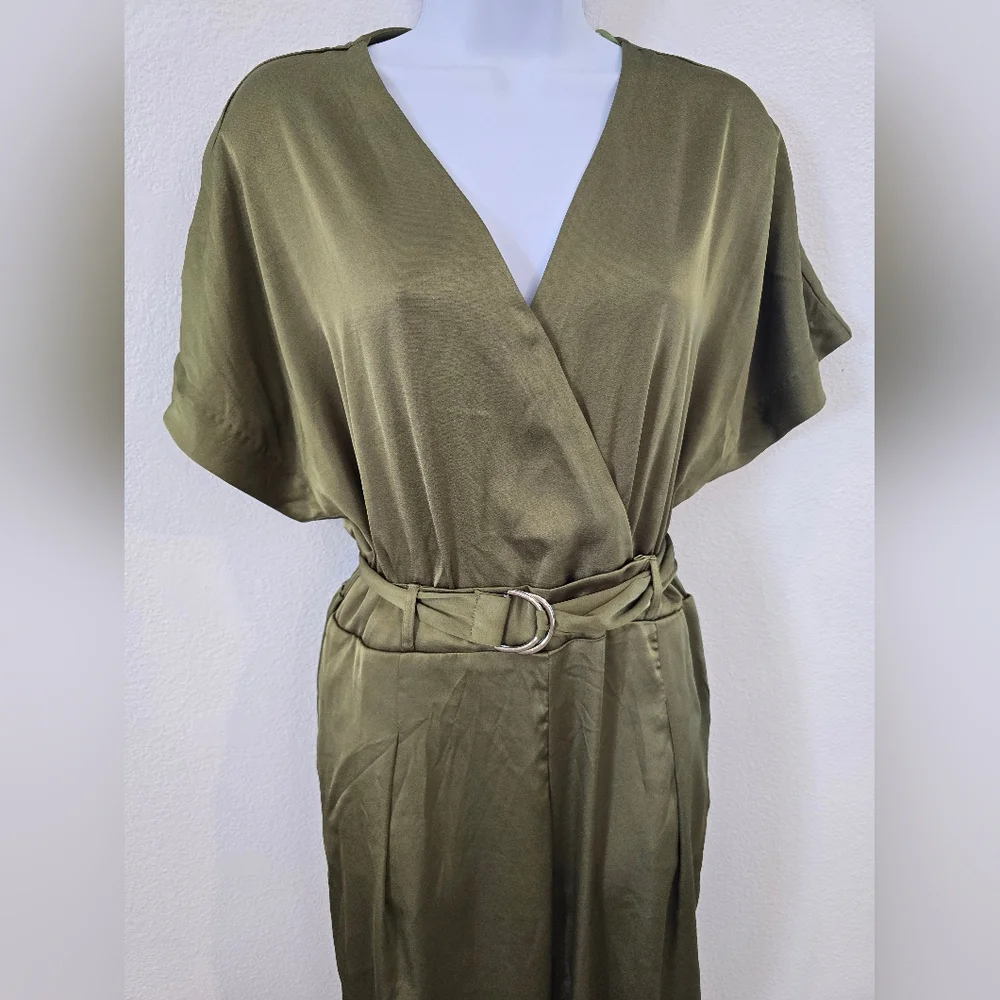 Glam NWT Satin Green Jumpsuit Fall, Holiday, Family Photos Size Medium - Picture 2 of 11